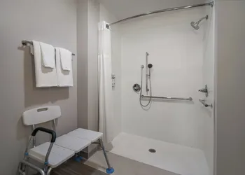 Holiday Inn Express & Suites Muskegon - Grand Haven by IHG hotel thumbnail 7