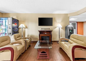 Super 8 by Wyndham Sturtevant/Racine hotel thumbnail 4