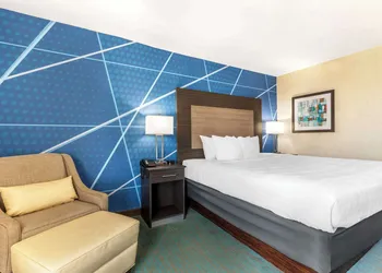 Comfort Inn Dallas North Love Field Airport hotel thumbnail 6