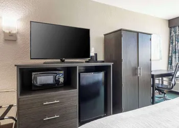 Comfort Inn Dallas North Love Field Airport hotel thumbnail 8