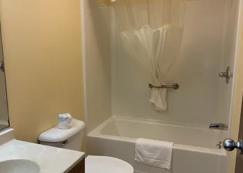 Econo Lodge El Paso, IL hotel thumbnail 3