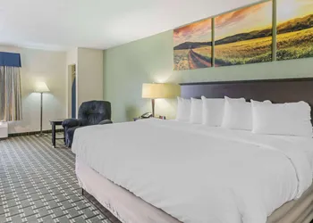 Clarion Pointe Jasper hotel thumbnail 8