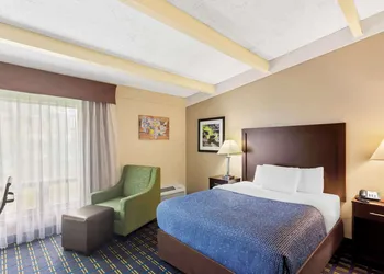 Econo Lodge Waynesboro - Skyline Drive hotel thumbnail 5