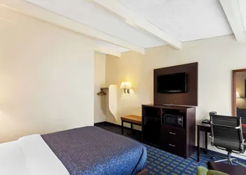 Econo Lodge Waynesboro - Skyline Drive hotel thumbnail 7
