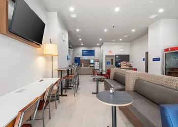 Holiday Inn Express & Suites Bronx - Zoo Area by IHG hotel thumbnail 2