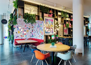 citizenM Boston Back Bay hotel thumbnail 2