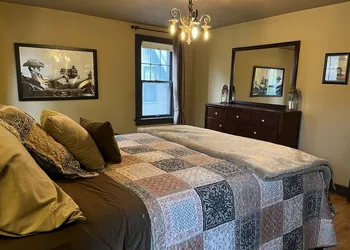 Historic Twin Tudors Inn hotel thumbnail 6
