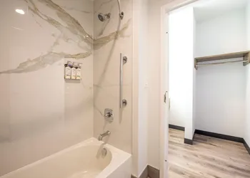 Express INN & Suites hotel thumbnail 6