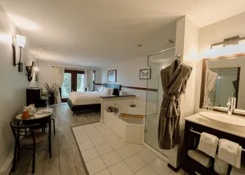 Lunar Cove Inn hotel thumbnail 3