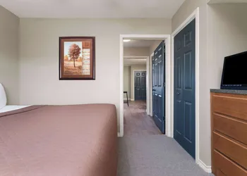 Eagle's Den Suites Kenedy a Travelodge by Wyndham hotel thumbnail 4