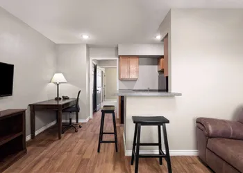 Eagle's Den Suites Kenedy a Travelodge by Wyndham hotel thumbnail 5
