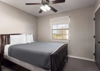 Eagle's Den Suites Kenedy a Travelodge by Wyndham hotel thumbnail 6