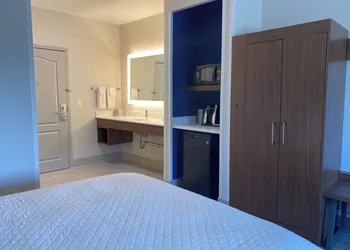 Holiday Inn Express & Suites Mountain View Silicon Valley by IHG hotel thumbnail 2