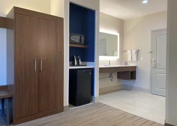 Holiday Inn Express & Suites Mountain View Silicon Valley by IHG hotel thumbnail 3