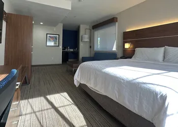 Holiday Inn Express & Suites Mountain View Silicon Valley by IHG hotel thumbnail 6