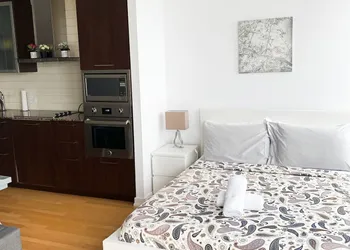 iHost Suites Downtown Toronto hotel thumbnail 4
