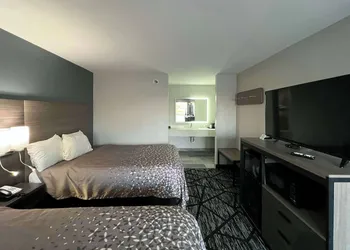 Super 8 by Wyndham Sulphur South hotel thumbnail 5
