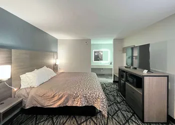 Super 8 by Wyndham Sulphur South hotel thumbnail 7