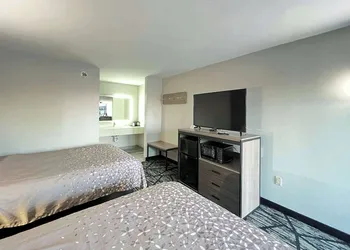 Super 8 by Wyndham Sulphur South hotel thumbnail 8