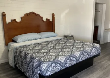 Lucky cuss Motel hotel thumbnail 3