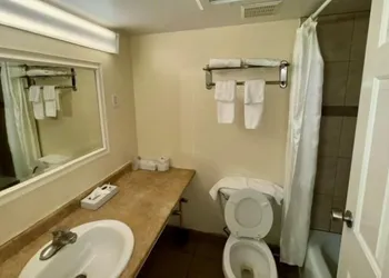 Big Chile Inn & Suites hotel thumbnail 5
