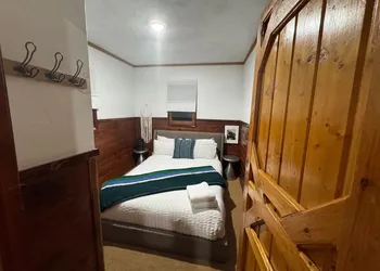 Three Pines Cabins Lodge hotel thumbnail 7