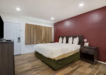 Econo Lodge Needles hotel thumbnail 5