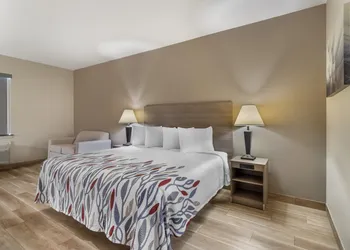 Red Roof Inn La Porte hotel thumbnail 7