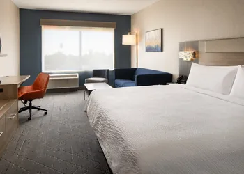 Holiday Inn Express & Suites Fresno Airport by IHG hotel thumbnail 6