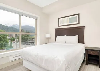 Harrison Hot Springs hotel thumbnail 3