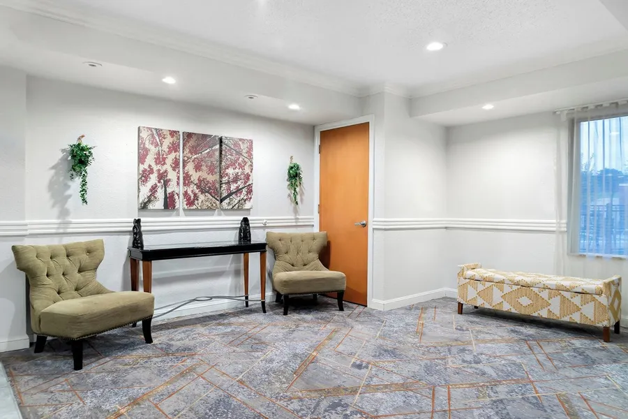 HomeTowne Studios by Red Roof Auburn Hills hotel detail image 6