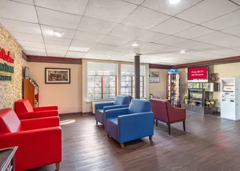 HomeTowne Studios by Red Roof Lancaster hotel thumbnail 3