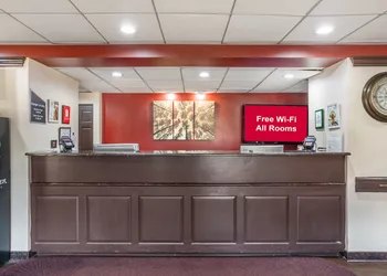 HomeTowne Studios by Red Roof Lancaster hotel thumbnail 6