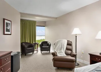 Fantastic Suite With King Bed and Beautiful Bay View! hotel thumbnail 6