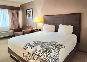 Days Inn by Wyndham Navasota hotel thumbnail 5