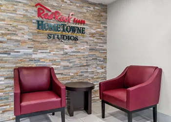 HomeTowne Studios by Red Roof Flint hotel thumbnail 4