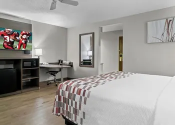 HomeTowne Studios by Red Roof Flint hotel thumbnail 5