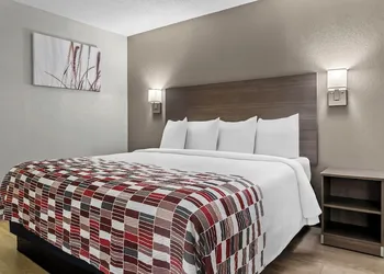 HomeTowne Studios by Red Roof Flint hotel thumbnail 6