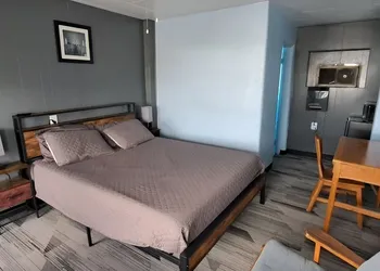 Maverick Motel and Glamp Ground hotel thumbnail 3