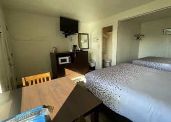 Holiday Motel hotel thumbnail 5