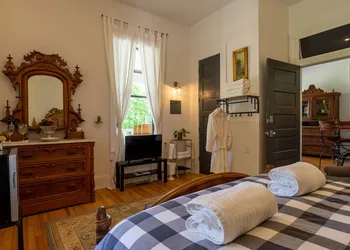 Auburn Bed and Breakfast hotel thumbnail 6