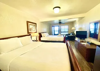 Lake View Queen Guest Room With Two Queens, Sleeper Sofa And Deck Overlooking Lake Ouachita. 1 Bedroom Hotel Room by RedAwning hotel thumbnail 4