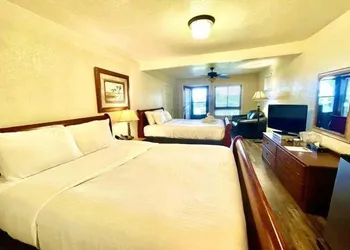 Lake View Queen Guest Room With Two Queens, Sleeper Sofa And Deck Overlooking Lake Ouachita. 1 Bedroom Hotel Room by RedAwning hotel thumbnail 6