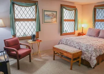 Mountain Creek Tavern hotel thumbnail 6