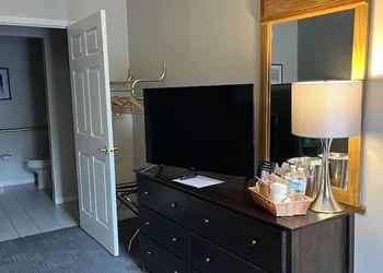 Mountain Creek Tavern hotel thumbnail 8