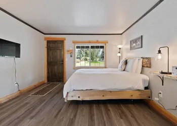 Lake Village Lodge hotel thumbnail 6