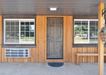 Lake Village Lodge hotel thumbnail 8