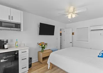 The Beach House Motel & Suites hotel thumbnail 3