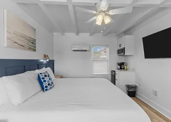 The Beach House Motel & Suites hotel thumbnail 5