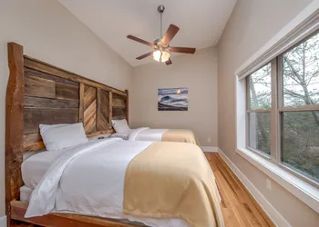 Pilot Cove Forest Lodging hotel thumbnail 3